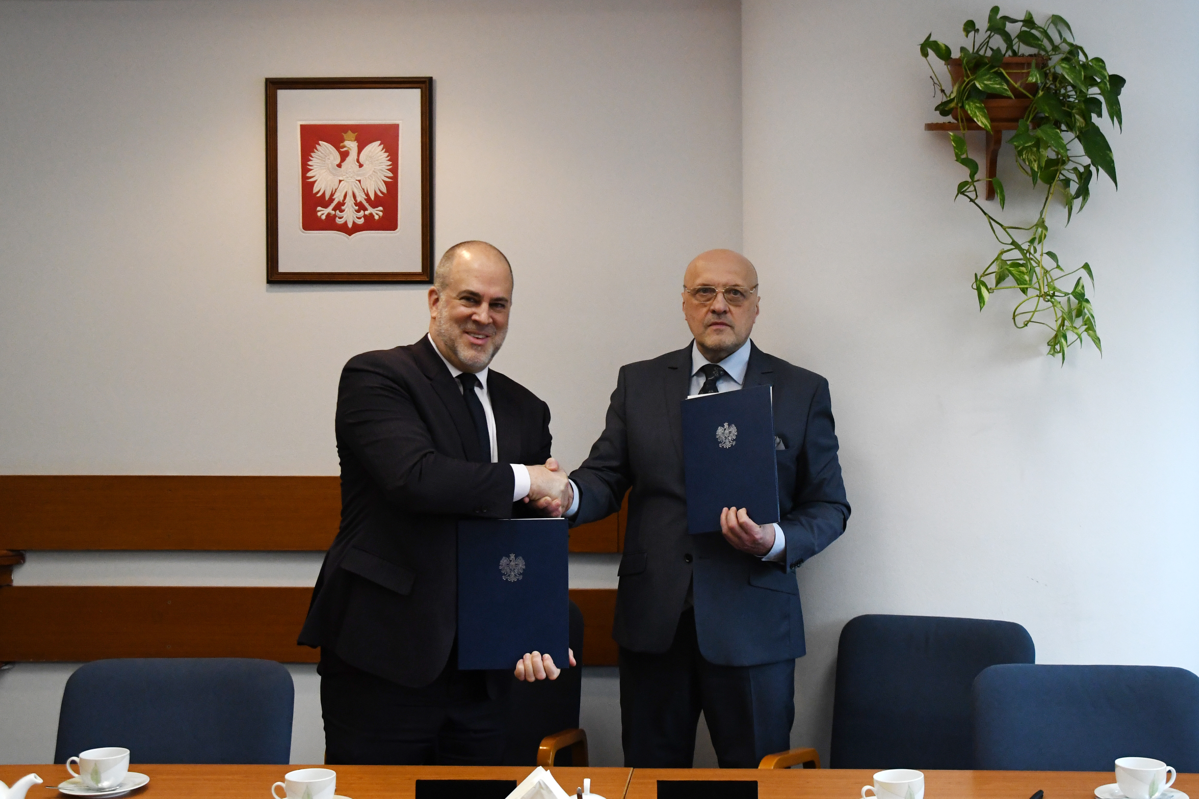 Kevin Allen, Head of UNHCR Representation in Warsaw and Marek Cierpiał-Wolan, President of Statistics Poland after signing Memorandum of Understanding