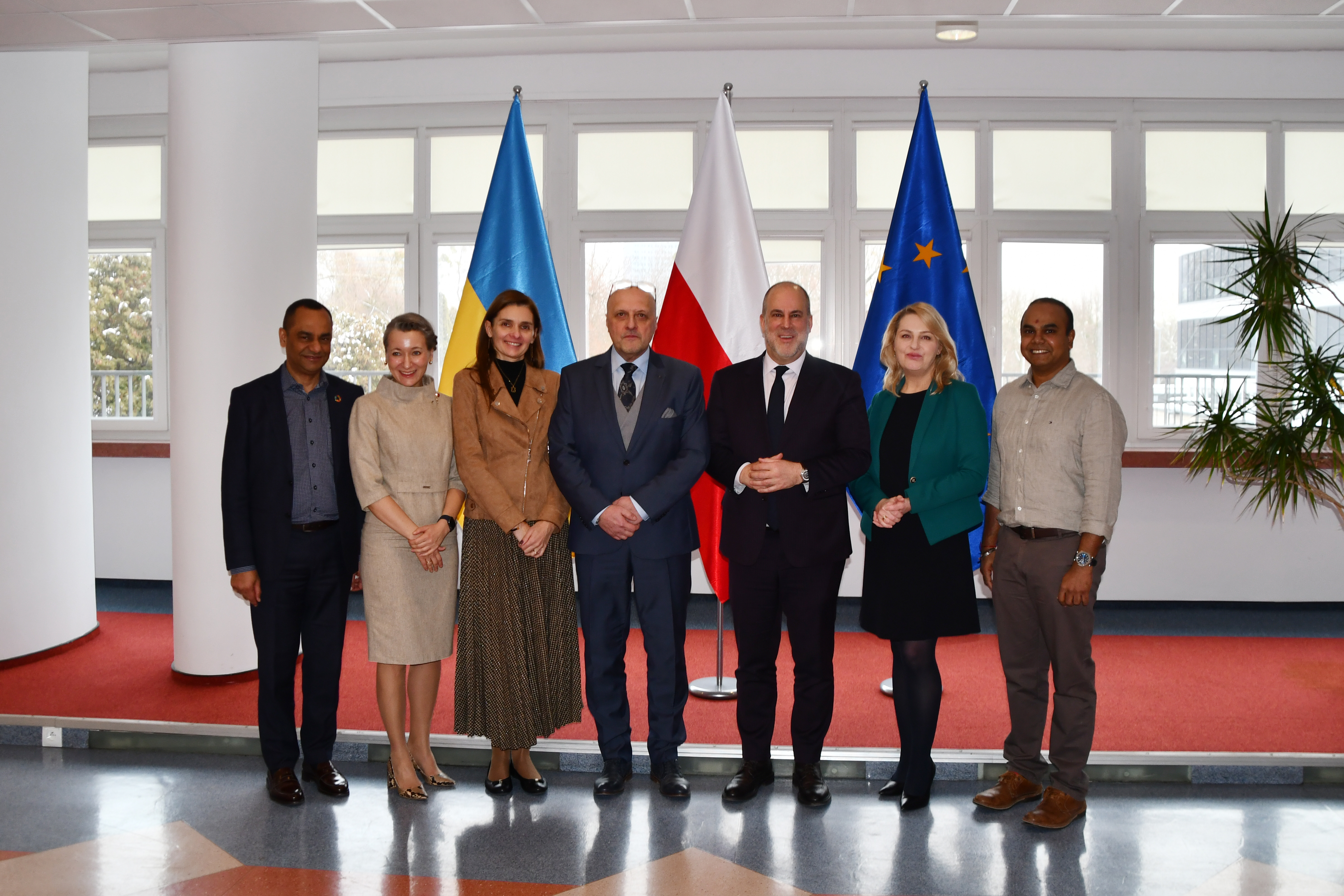 Kevin Allen, Head of UNHCR Representation in Warsaw and Marek Cierpiał-Wolan, President of Statistics Poland with co-workers