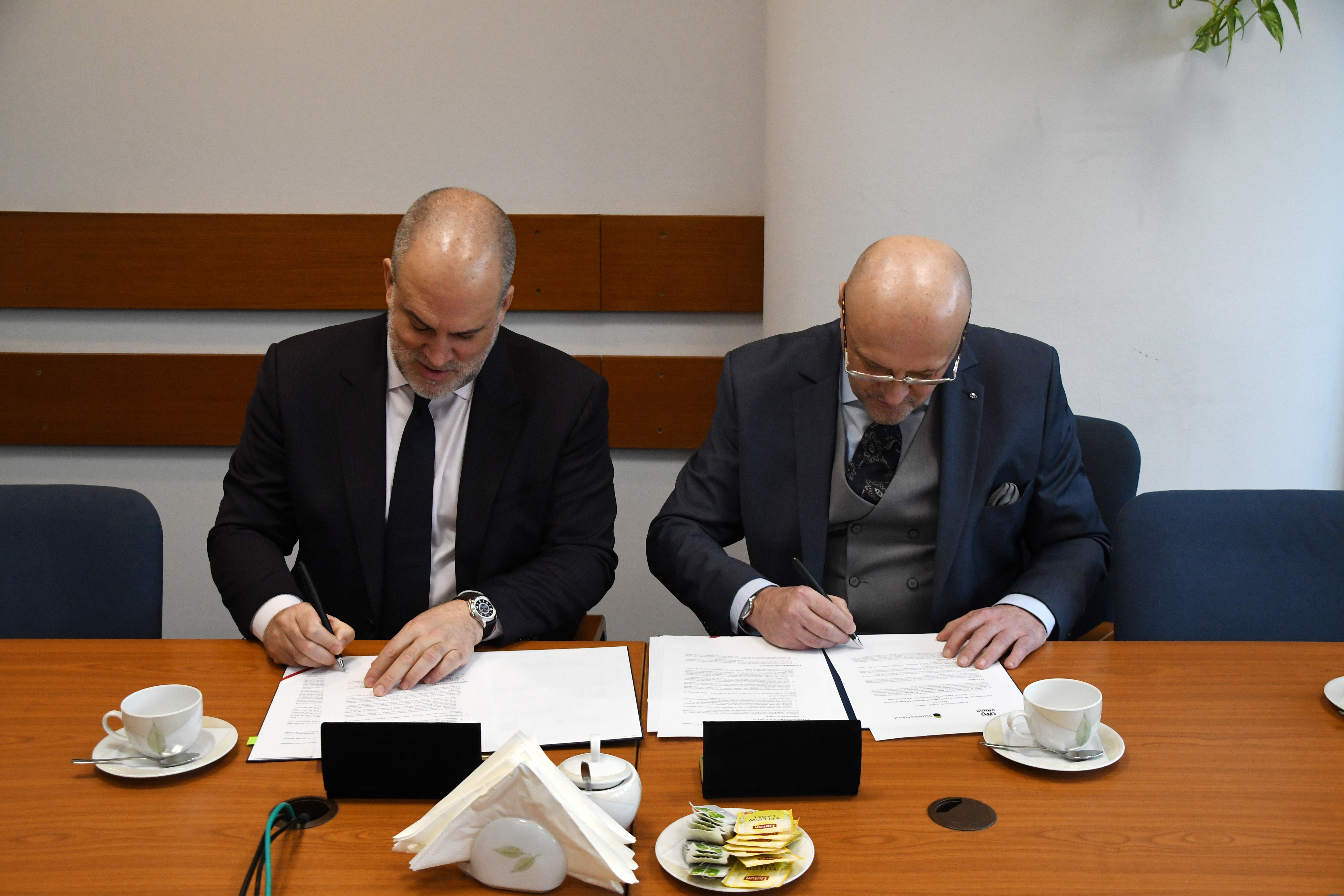Kevin Allen, dyrektor Biura UNHCR oraz Marek Cierpiał-Wolan, prezes GUS podpisują Memorandum o Współpracy