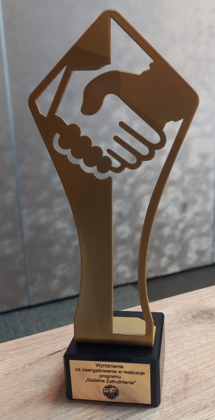 Statuetka za Walkę z Dyskryminacją Osób z Niepełnosprawnościami, w ramach programu Stabilne Zatrudnienie.