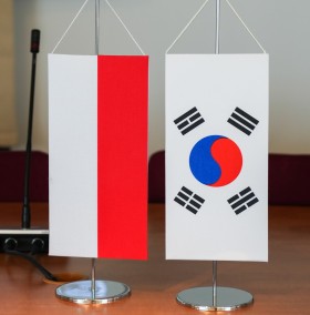 Pennants on the desk featuring the flags of Poland and South Korea
