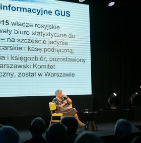 Profesor Stanisława Bartosiewicz podczas wystąpienia - Drugi Kongres Statystyki Polskiej